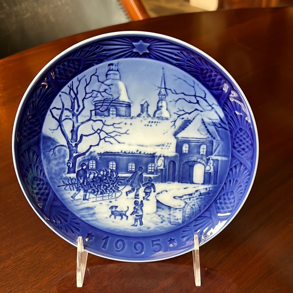 Royal Copenhagen Blue & White Annual Christmas Plate - 1995